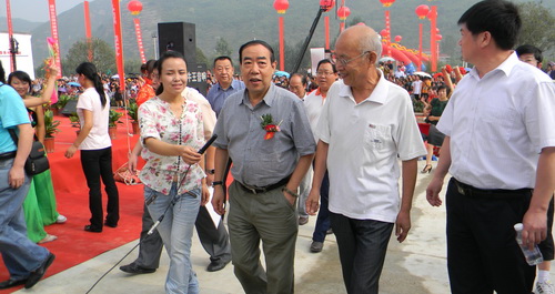 賈平凹來商洛參加《天狗》開機儀式