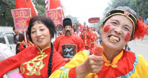 新郎騎馬新娘坐轎 商洛街頭一對新人婚禮有特色