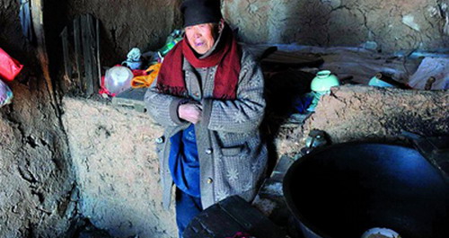 商洛90歲老太獨(dú)居山廟 吃水要翻兩座山去旁村提