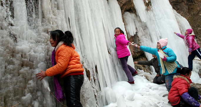  蟒嶺山驚現冰瀑奇觀 游人嘆是大自然神奇杰作