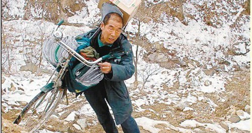 山區(qū)郵遞員的“長征路” 一走就是19年