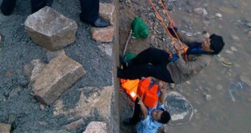 巡特警營救被洪水圍困男子