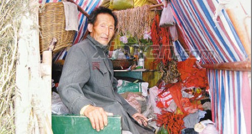 七旬老人住窩棚護(hù)河道