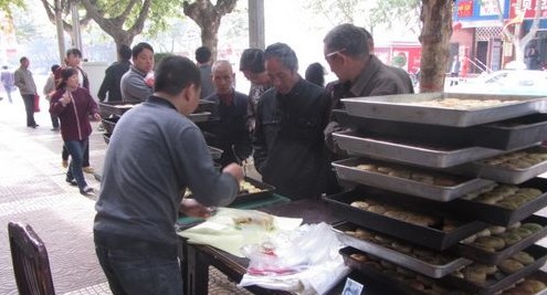 我市傳統(tǒng)手工制作月餅大量上市