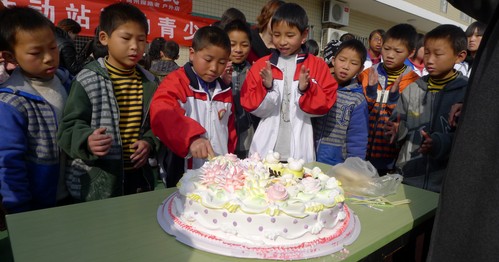 商洛市青少年活動站為福利院兒童獻愛心