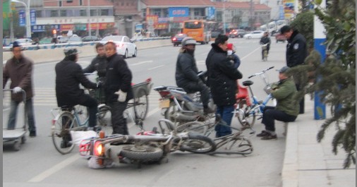 商洛丹江立交橋一自行車(chē)和摩托相撞