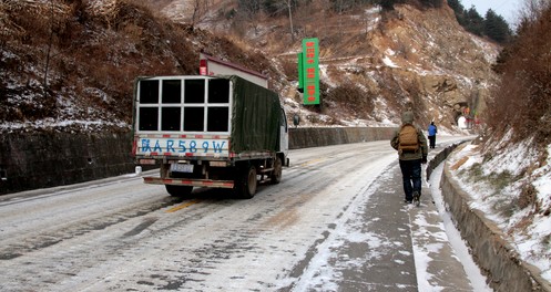 商洛普降大雪提醒過(guò)往司機(jī)慢行