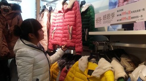商洛：天氣冷引羽絨服熱