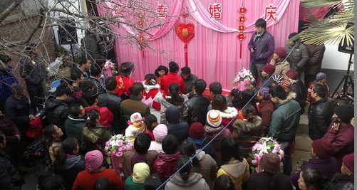 結婚成本昂貴  新人無奈“啃老”