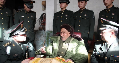 商洛軍分區官兵看望抗戰老兵