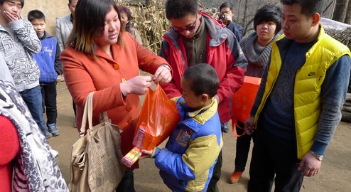 商洛：愛心人士為孤兒送溫暖