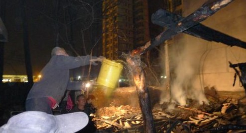 商洛市區一廢品站發生火災