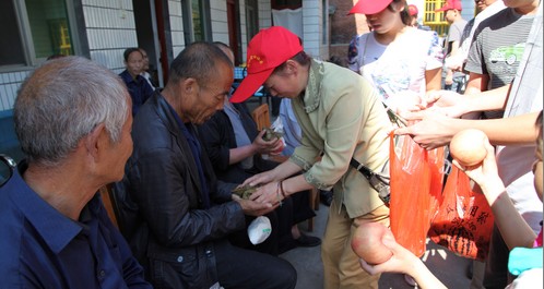 商洛市區(qū)愛心網(wǎng)友敬老院獻(xiàn)愛心