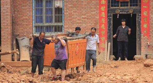 深度報(bào)道：山溝撲來泥石流