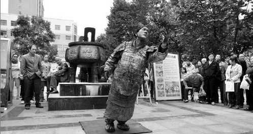 “兵馬俑”亮相商洛街頭