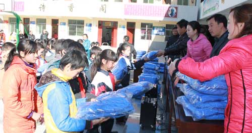 “德學(xué)基金會”向柞水縣石甕鎮(zhèn)中心校捐贈棉衣