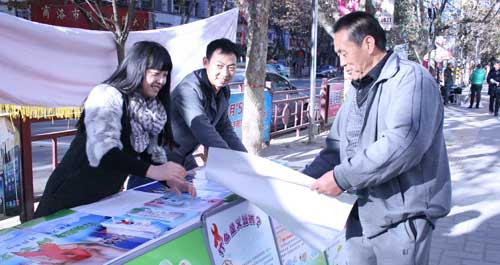 商洛市區中心廣場附近開展艾滋病宣傳咨詢活動