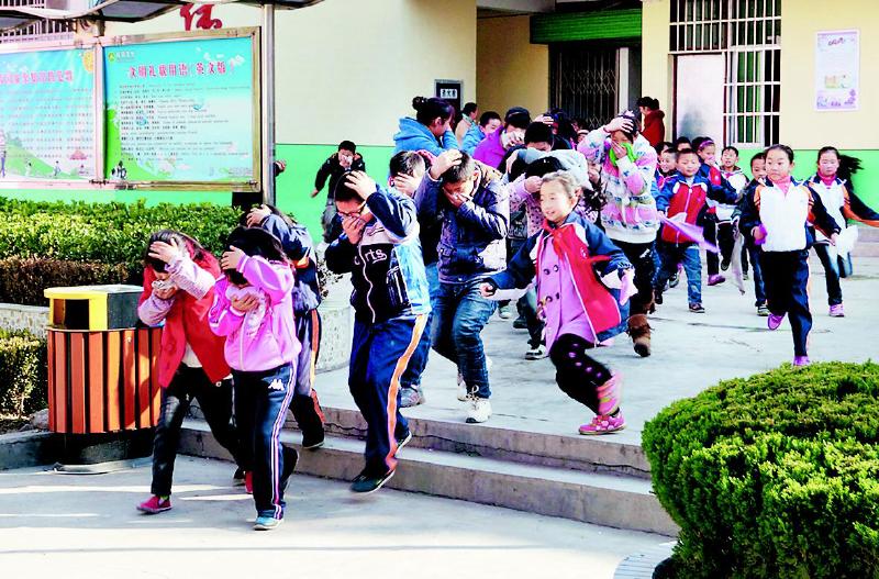 洛南縣城關鎮組織學生開展防災安全演練