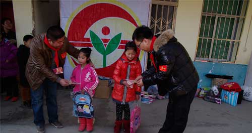 北“虎”躍南疆 寒冬送溫暖