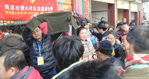 商洛愛心社區(qū)為群眾免費發(fā)放衣物