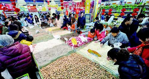 臨近春節消費者開始置辦年貨