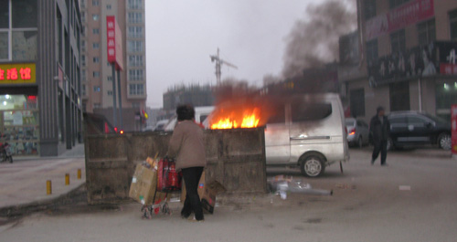 垃圾箱里焚燒垃圾 影響城市環境衛生 望關注