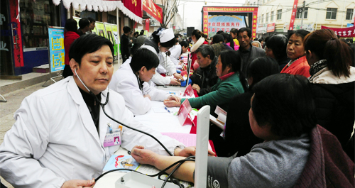 洛南縣“三下鄉”惠民示范活動在古城新街舉行