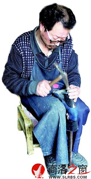 楊濤正在修正鞋底