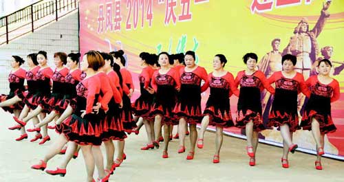 慶“五一” 迎“五四”