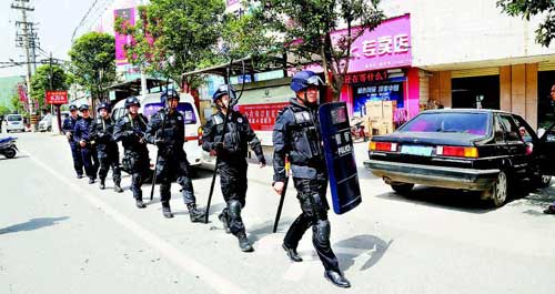 我市公安機關開展街面武裝巡邏