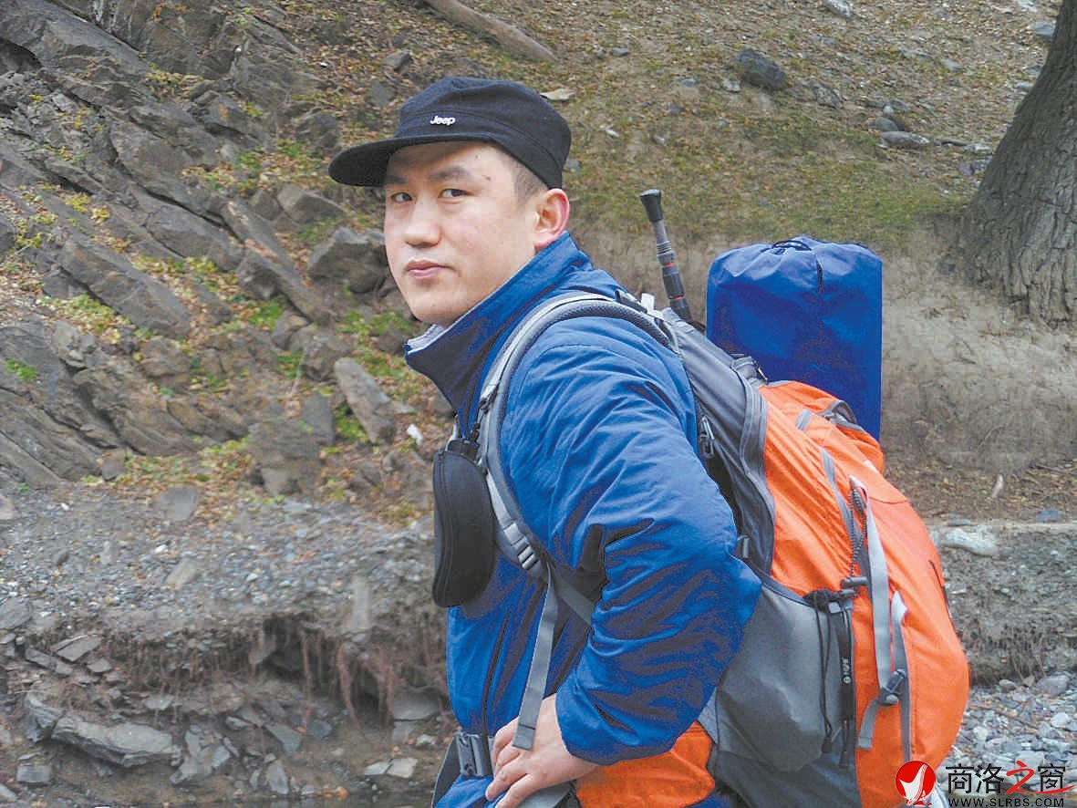 魯力宏，1975年6月生于商州，1993年入伍，2001轉(zhuǎn)業(yè)到地方晚報(bào)從事新聞工作，現(xiàn)為新疆都市報(bào)廣告總監(jiān)，負(fù)責(zé)新時(shí)尚娛樂(lè)?？? width=