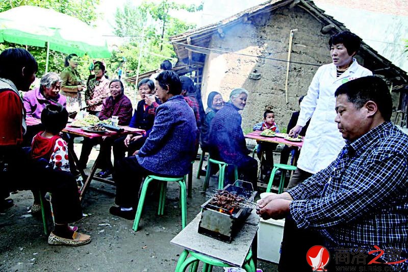 的哥親手給留守母親做燒烤