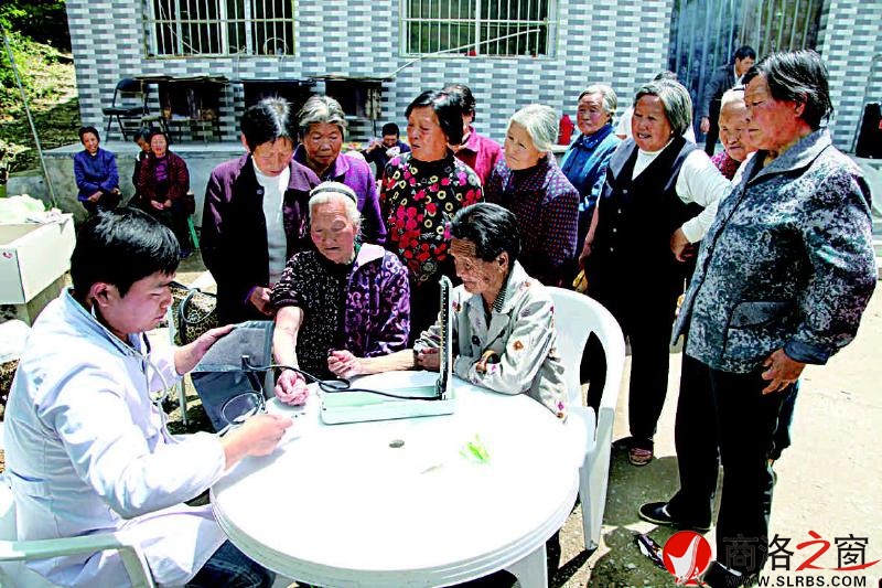 “陽光的哥愛心聯(lián)盟”邀請的醫(yī)療專家給留守母親檢查身體