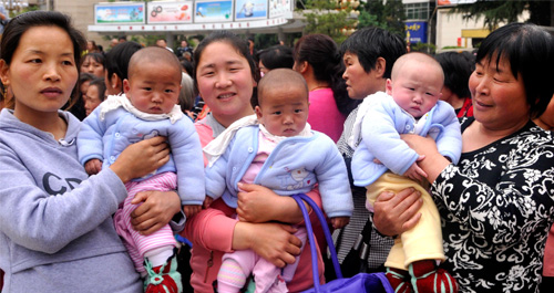 一胎產(chǎn)下三男嬰 農(nóng)民家庭又喜又憂