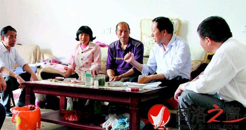 社長何鄧在包扶的貧困戶王順學家結親扶貧   （趙有良 攝）