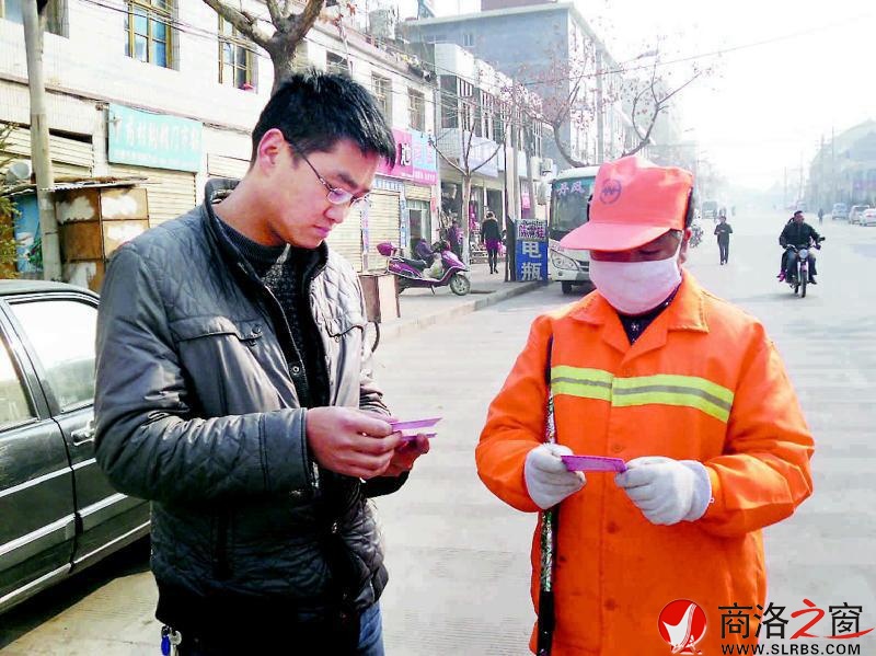 王朋向環(huán)衛(wèi)工人發(fā)放救助引導(dǎo)卡