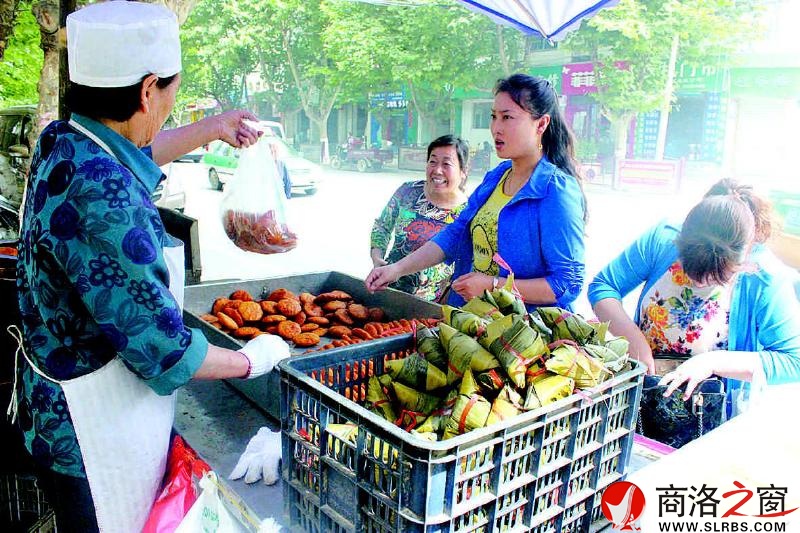 5月27日一早，前往老馬家食府購買粽子和油糕的食客絡(luò)繹不絕。