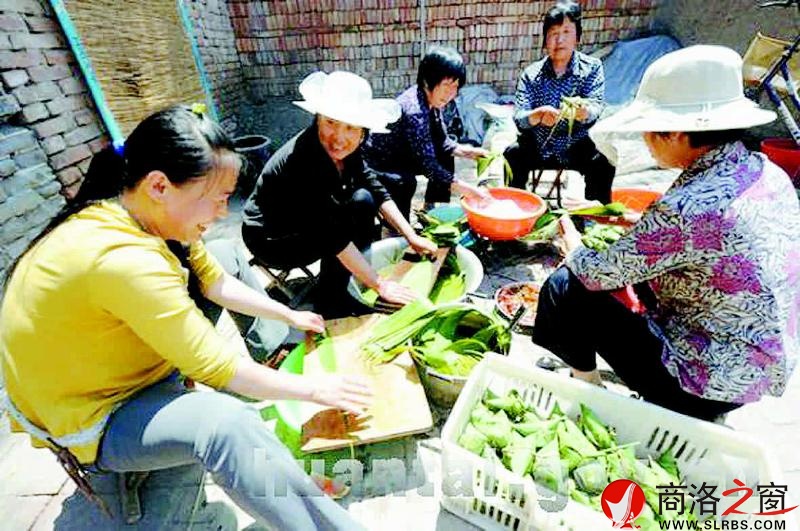 農(nóng)家小院包粽子