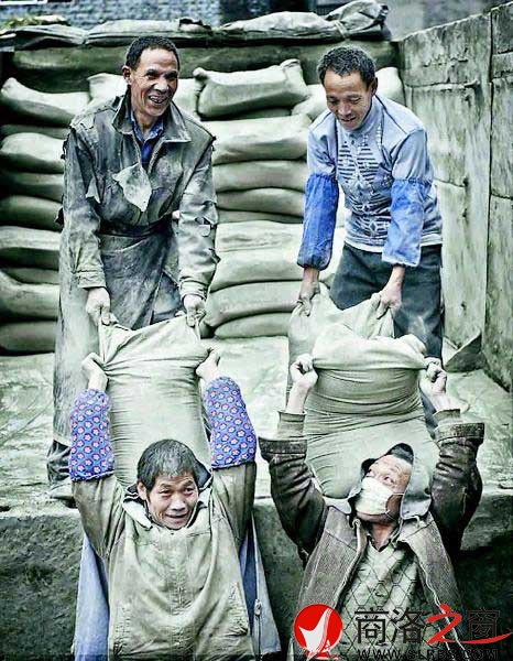 苦、累、臟以及與灰塵相伴是水泥裝卸工的工作環(huán)境,協(xié)作又是必備精神。