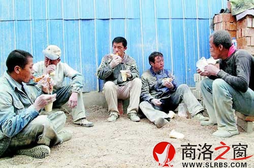 兩個(gè)饅頭、幾根油條,蹲在工地的某個(gè)角落就是一頓飯了。