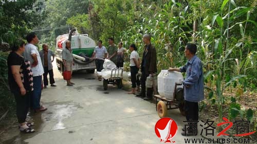 商南縣青山鎮免費為嚴重缺生活用水的群眾送水