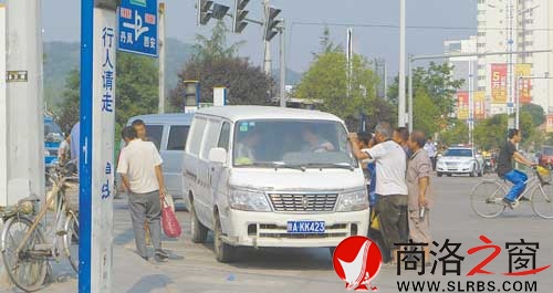 整頓前，來了一個雇主，務工者蜂擁而上，堵了交通，安全也沒有保障。