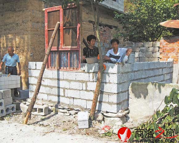 修建烤火房，讓母親安全過冬。