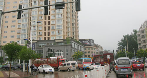 商洛市區東環路與江濱大道十字紅綠燈損壞交通擁堵不堪