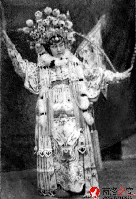 1964 年，山陽劇團演員敬素貞在二黃《轅門斬子》中飾演穆桂英。