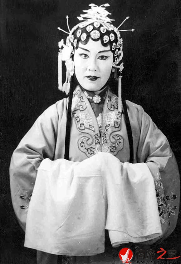 1978 年，敬素貞在二黃《楊門女將》中飾演柴郡主。