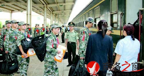 八百一十名新兵,在商洛火車站踏上了前往軍營的火車。