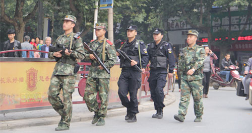 節(jié)日期間市、區(qū)公安機(jī)關(guān)和駐商武警開展武裝聯(lián)勤