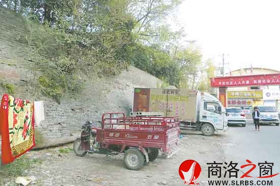 老城墻外是一個農(nóng)貿(mào)市場，各種機(jī)動車常年停在墻根下。生活垃圾以及市民晾曬的被褥讓城墻周圍的環(huán)境顯得更為雜亂。