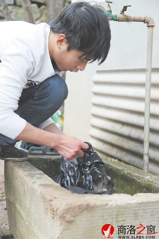 美鋼在刺骨的寒風中為父母洗衣服